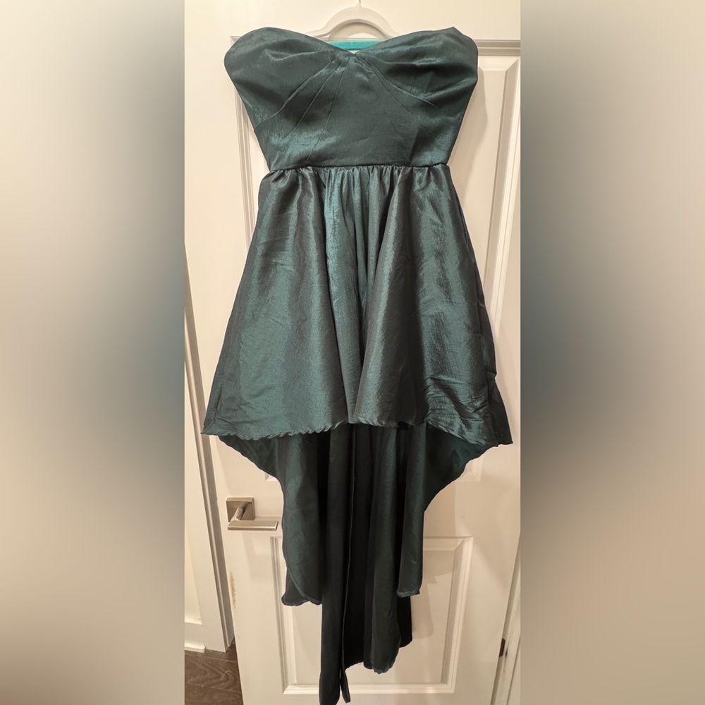 Elegant Green High-Low Dress - Picture 2 of 6